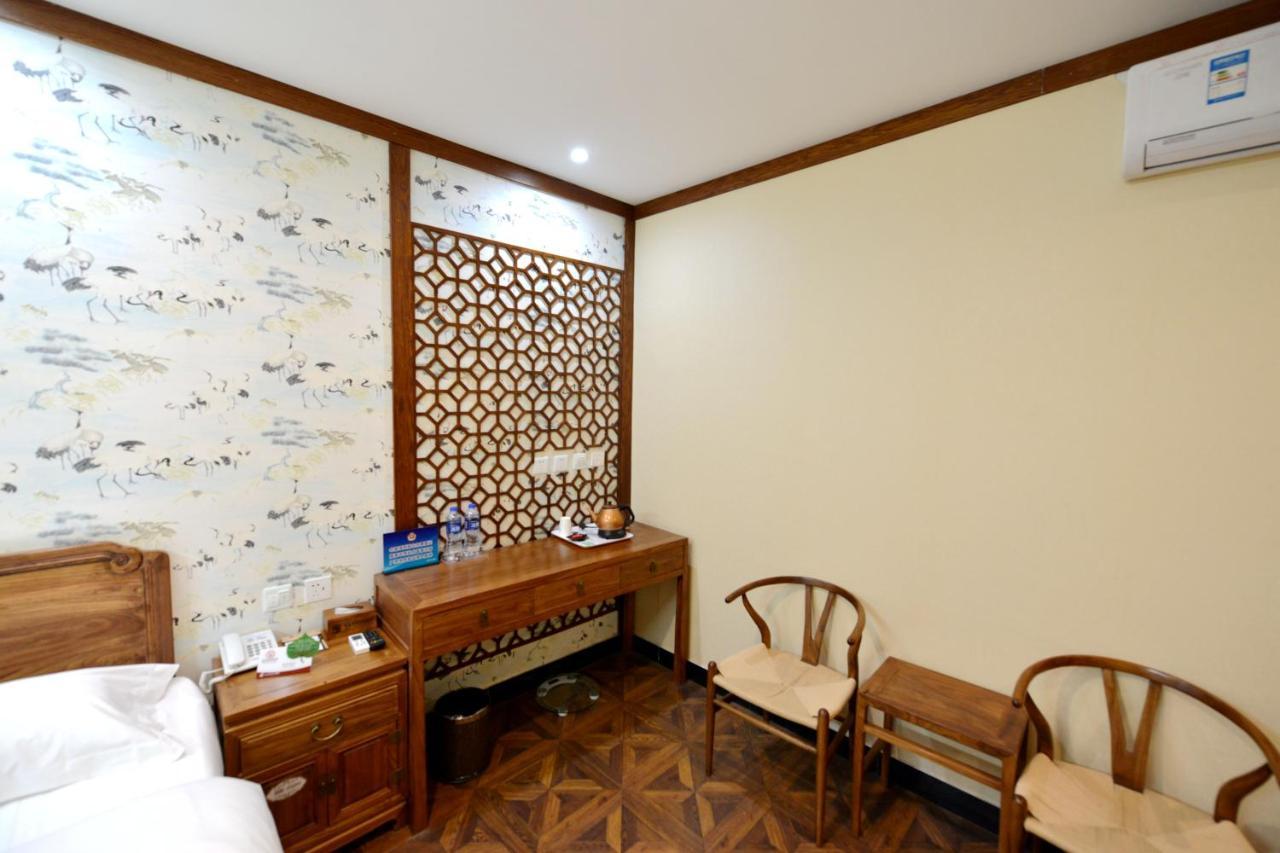 The East Hotel-Very Close To The Drum Tower,The Lama Temple,Houhai Bar Street,And The Forbidden City,There Are Many Old Beijing Traditional Hutongs Around The Hotel ,Experience The Culture Of Old Beijing Hutongs,Near Exit A Of Shichahai On Metro Line Екстериор снимка