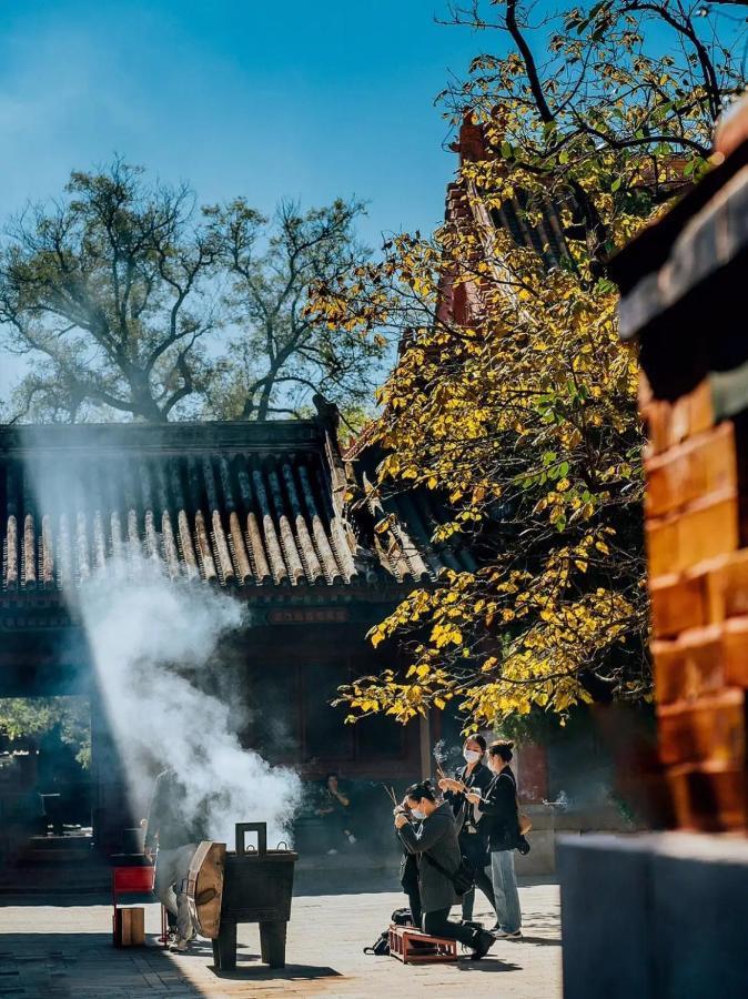 The East Hotel-Very Close To The Drum Tower,The Lama Temple,Houhai Bar Street,And The Forbidden City,There Are Many Old Beijing Traditional Hutongs Around The Hotel ,Experience The Culture Of Old Beijing Hutongs,Near Exit A Of Shichahai On Metro Line Екстериор снимка