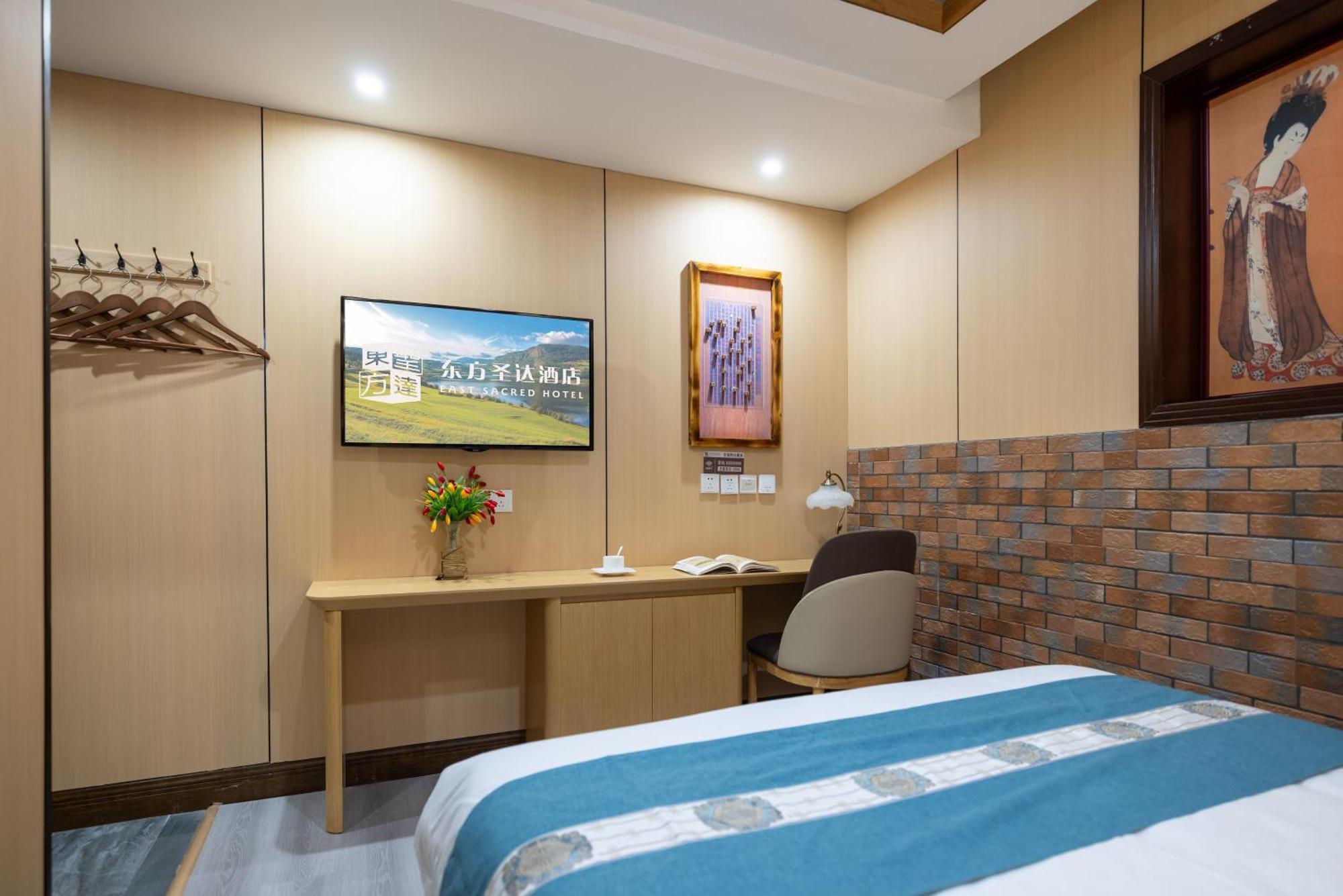 The East Hotel-Very Close To The Drum Tower,The Lama Temple,Houhai Bar Street,And The Forbidden City,There Are Many Old Beijing Traditional Hutongs Around The Hotel ,Experience The Culture Of Old Beijing Hutongs,Near Exit A Of Shichahai On Metro Line Екстериор снимка
