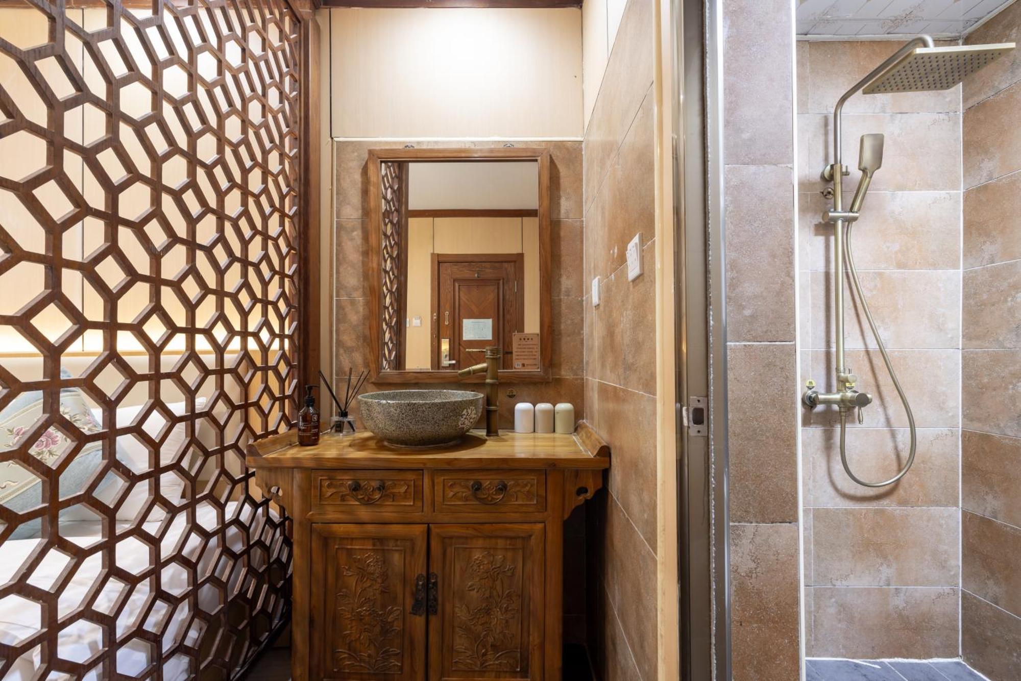 The East Hotel-Very Close To The Drum Tower,The Lama Temple,Houhai Bar Street,And The Forbidden City,There Are Many Old Beijing Traditional Hutongs Around The Hotel ,Experience The Culture Of Old Beijing Hutongs,Near Exit A Of Shichahai On Metro Line Екстериор снимка