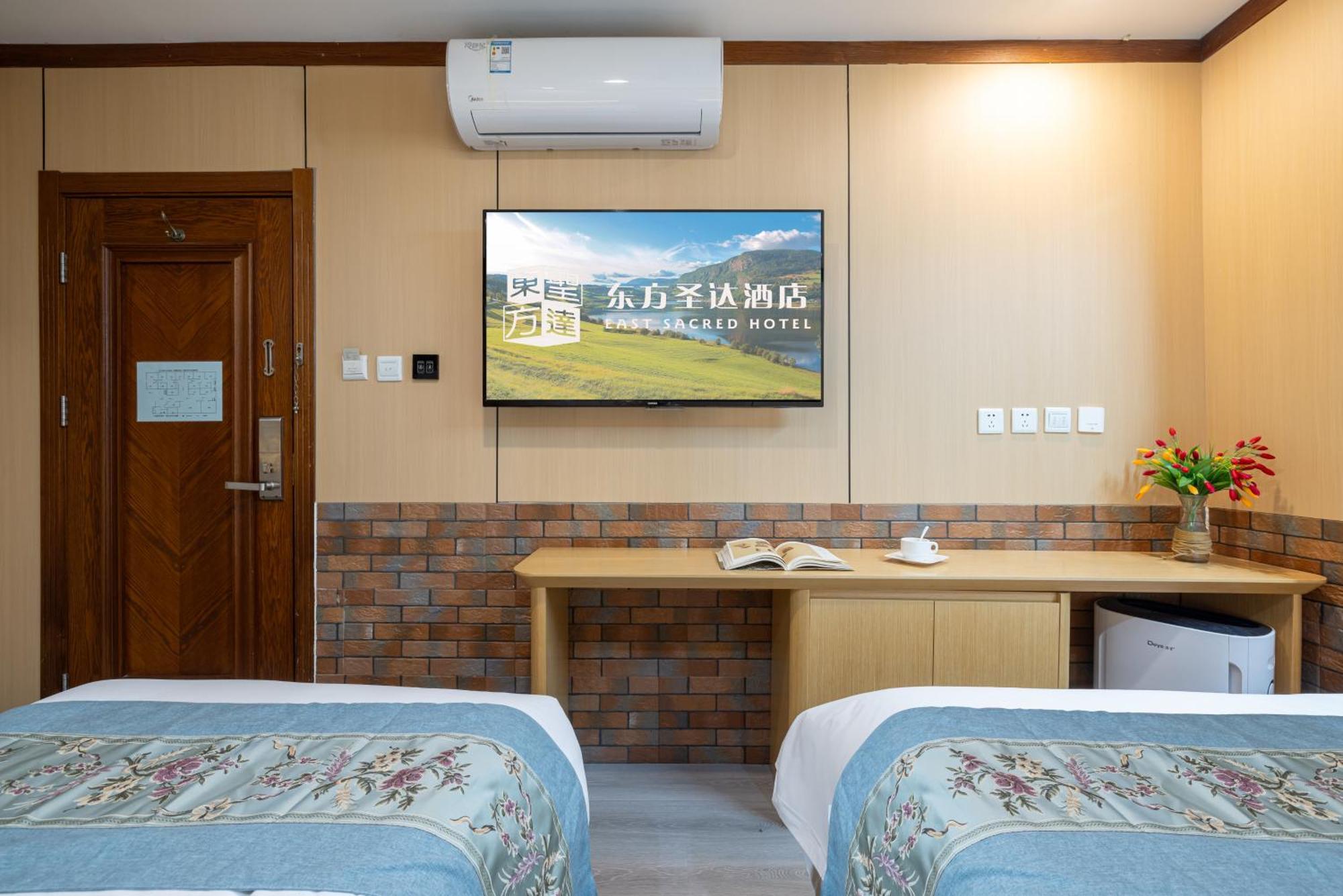 The East Hotel-Very Close To The Drum Tower,The Lama Temple,Houhai Bar Street,And The Forbidden City,There Are Many Old Beijing Traditional Hutongs Around The Hotel ,Experience The Culture Of Old Beijing Hutongs,Near Exit A Of Shichahai On Metro Line Екстериор снимка