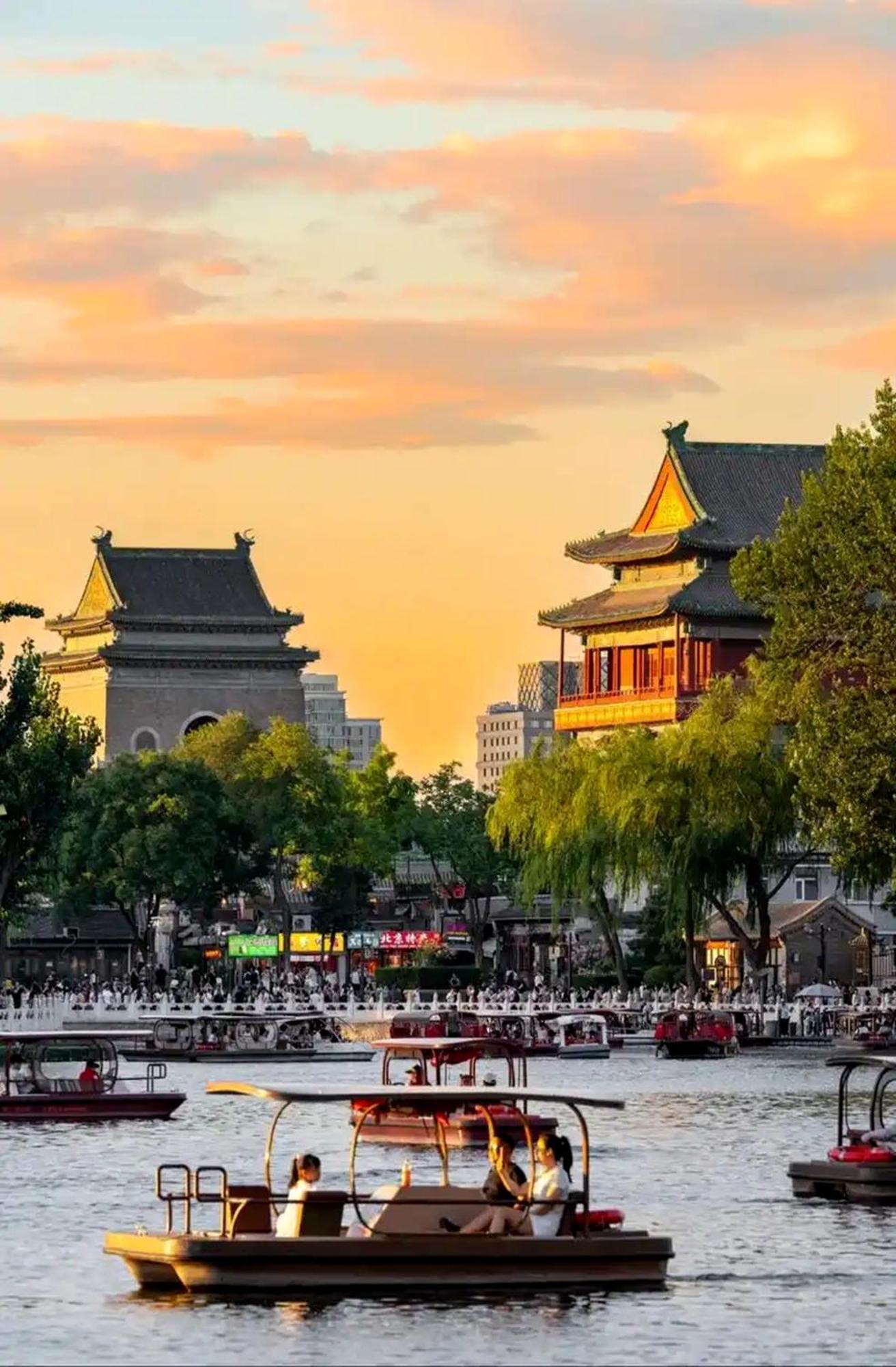 The East Hotel-Very Close To The Drum Tower,The Lama Temple,Houhai Bar Street,And The Forbidden City,There Are Many Old Beijing Traditional Hutongs Around The Hotel ,Experience The Culture Of Old Beijing Hutongs,Near Exit A Of Shichahai On Metro Line Екстериор снимка